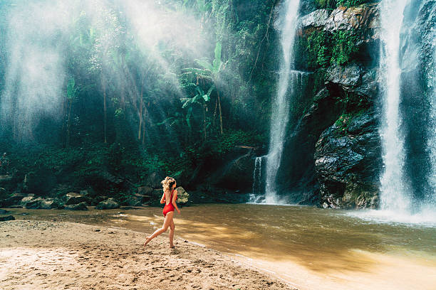 mujer corriendo a la cascada tropical - waterfall thailand tropical rainforest tropical climate fotografías e imágenes de stock