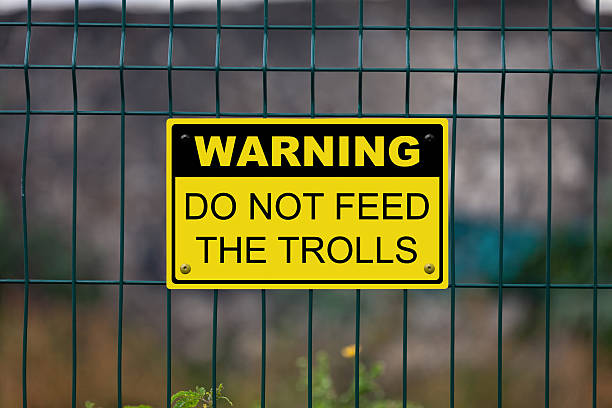 คําเตือน - อย่าให้อาหารโทรลล์ - troll fictional character ภาพสต็อก ภาพถ่ายและรูปภาพปลอดค่าลิขสิทธิ์