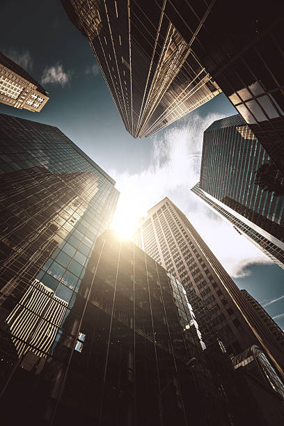 edificio de oficinas de manhattan desde abajo - window sun sunlight vertical fotografías e imágenes de stock