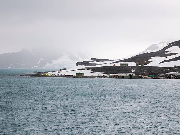 comandante ferraz antarctic station located in admiralty bay, antarctica - admiralty bay sky landscape wintry landscape imagens e fotografias de stock