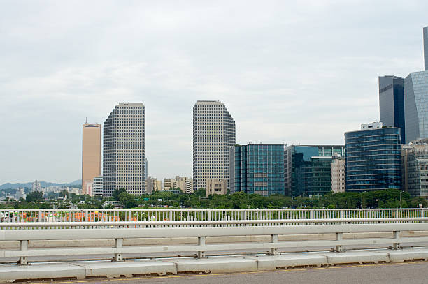 río hangang en seúl en verano en corea - hangang beach fotografías e imágenes de stock