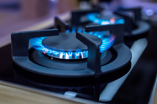 estufa. Cocina. Cocina moderna con llamas azules ardiendo photo