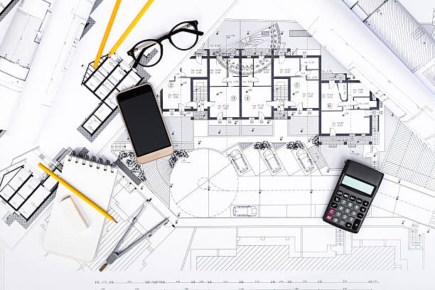 planos de construcción con smartphone, calculadora y herramientas de dibujo - instrument of measurement organization housing project housing development fotografías e imágenes de stock