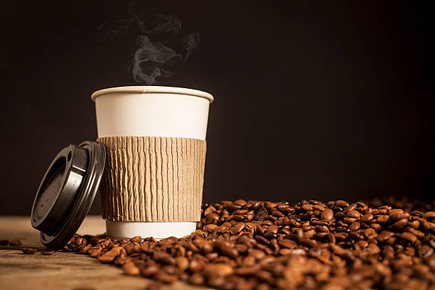 tazza di caffè di carta su sfondo nero - take out food nobody disposable cup coffee foto e immagini stock