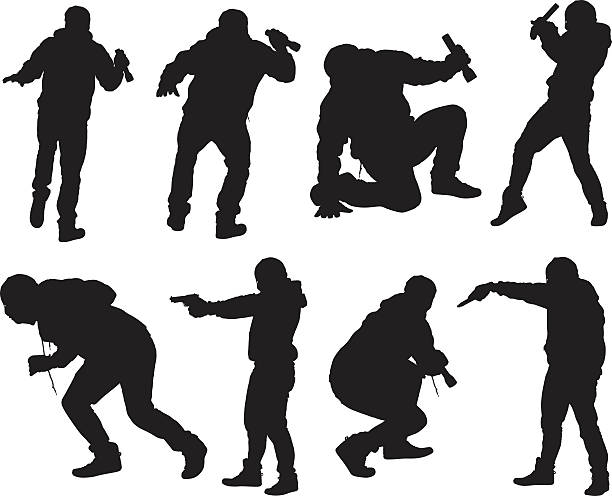 ilustraciones, imágenes clip art, dibujos animados e iconos de stock de ladrón en acción con pistola y luz de flash - crouching silhouette men people