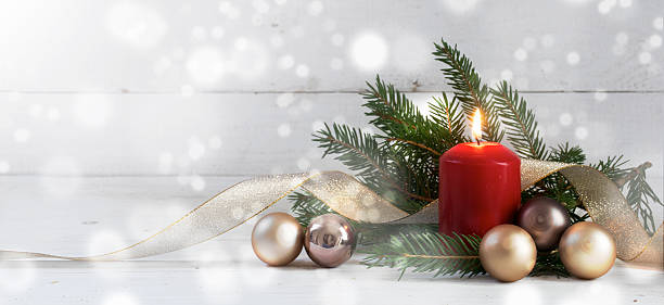 красная горящая свеча с рождественским украшением на белом дереве - christmas candle advent holiday стоковые фото и изображения