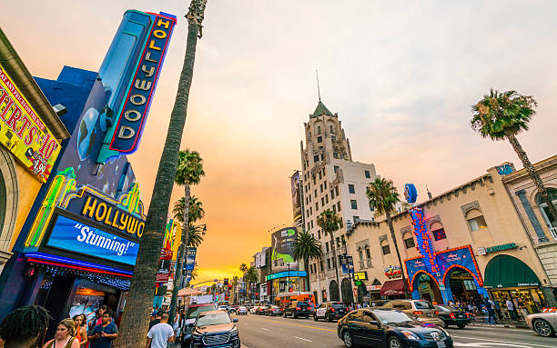 hollywood boulevard bei sonnenuntergang, los angeles, kalifornien, usa. - city of los angeles los angeles county hollywood california california stock-fotos und bilder