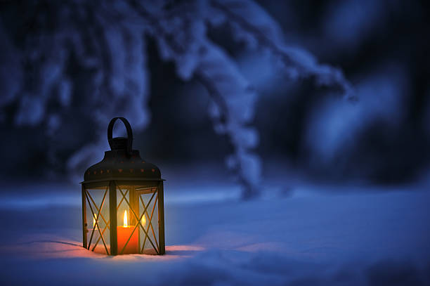 dîner aux bougies dans la neige - lantern photos et images de collection
