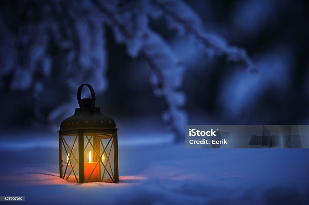 Lanterna de velas na neve - Foto de stock de Natal royalty-free