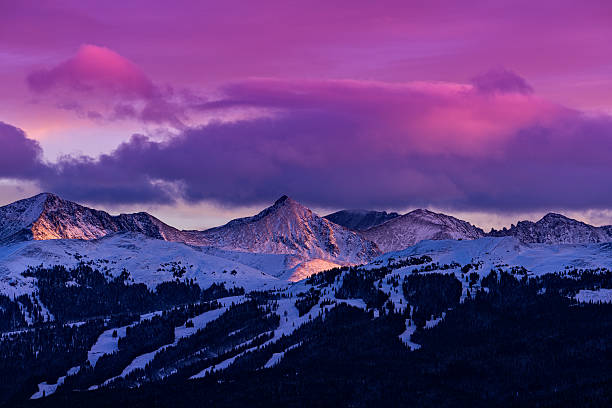 copper mountain and tenmile range mountain view winter sunset - alpenglow imagens e fotografias de stock