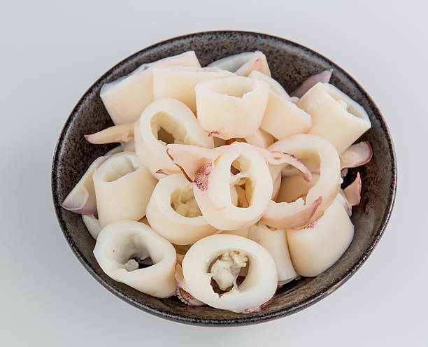 calamari in una ciotola isolata su sfondo bianco - studio shot gourmet freshness cold foto e immagini stock