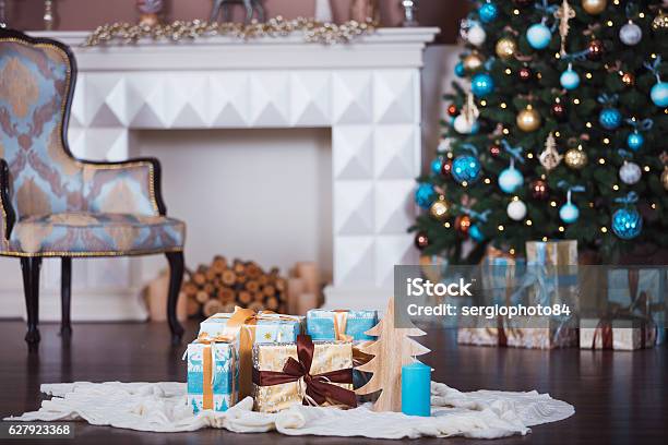 https://media.istockphoto.com/id/627923368/photo/christmas-background-interior-room-decorated-in-xmas-style-no-people.jpg?s=612x612&w=is&k=20&c=AzL6POGSceO897vw8ez79e_LuhtqLFAe0wkTZWsIBqY=