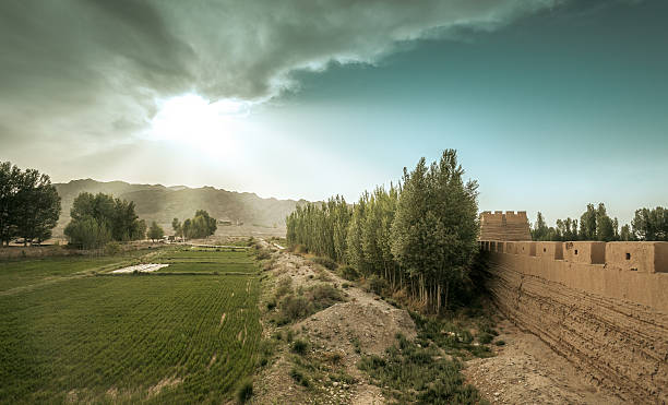 великая стена династии мин под закатом в цзяюгуань китай - northwest frontier стоковые фото и изображения