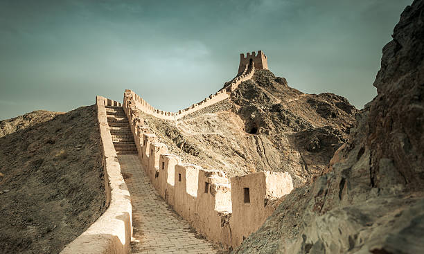 великая китайская стена династии мин, ганьсу китай. - northwest frontier стоковые фото и изображения