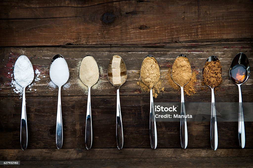 Différents types de sucre dans les cuillères - Photo de Sucre libre de droits