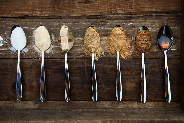 diferentes tipos de azúcar en las cucharas - syrup brown sugar sugar spoon fotografías e imágenes de stock