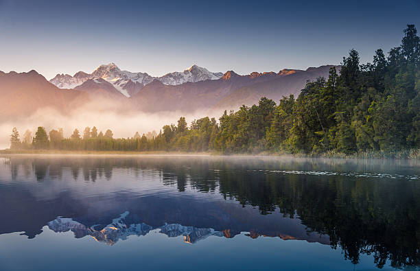 mount cook in see lake matheson neuseeland - westland stock-fotos und bilder