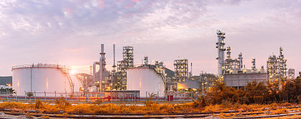 öl- und gasraffinerie gegen blauen himmel, petrochemische anlage - petrochemical plant stock-fotos und bilder