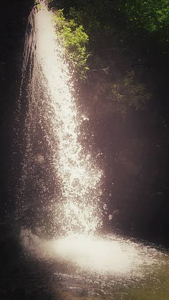 grotto falls hiking trail waterfall, parque nacional smoky mountain, tennessee - grotto falls fotografías e imágenes de stock