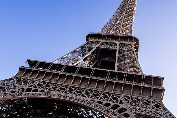 flachwinkelansicht des eiffelturms, paris, frankreich - - clear sky low angle view eiffel tower paris france stock-fotos und bilder