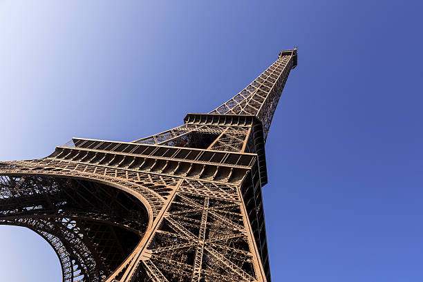 flachwinkelansicht des eiffelturms, paris, frankreich - - clear sky low angle view eiffel tower paris france stock-fotos und bilder