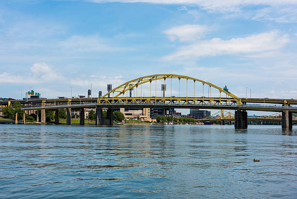 pont du fort duquesne au-dessus de la rivière allegheny - river north photos et images de collection