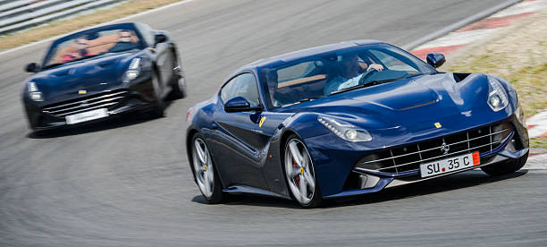 sportwagen ferrari f12 berlinetta und ferrari california t - f12 stock-fotos und bilder