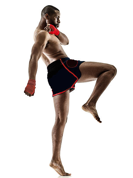 muay thai kickboxing kickboxer boxeo hombre aislado - muay thai fotografías e imágenes de stock