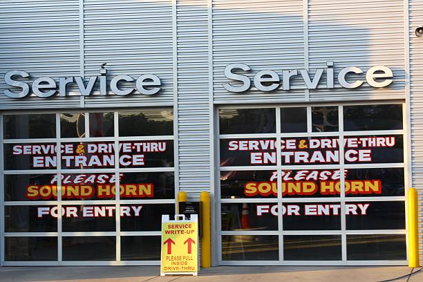 service-garage - automotive repair center stock-fotos und bilder