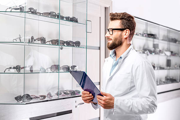 istock Ophthalmologist with eyeglasses 627969120