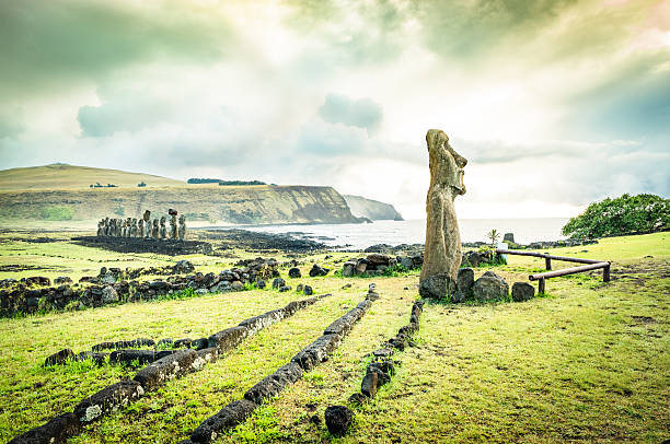 ahu tongariki spot at easter island in chile - moai statue statue ancient past imagens e fotografias de stock
