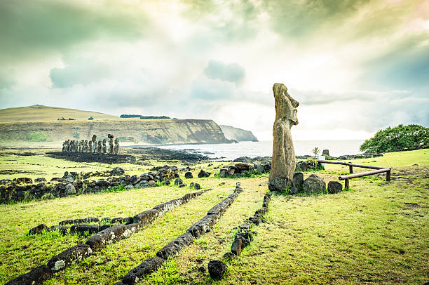 аху тонгарики месте на острове пасхи в чили - polynesia moai statue island chile стоковые фото и изображения