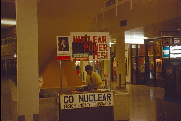 1980년 미국 쇼핑몰에 정보가 서 있었다. - ronald reagan 뉴스 사진 이미지