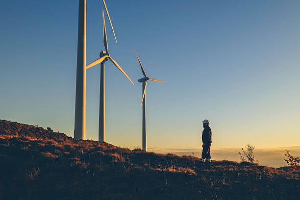 ingénieur industriel dans un parc éolien. - engineer wind turbine alternative energy energy photos et images de collection