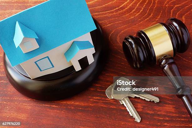 Concepto De Derecho Inmobiliario Maqueta De Casa Y Un Mazo Foto de stock y más banco de imágenes de Casa