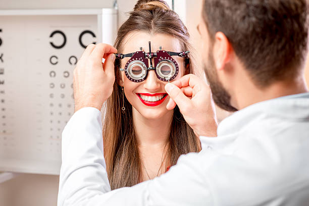ophthalmologist with female patient - patient happiness cheerful optometrist imagens e fotografias de stock