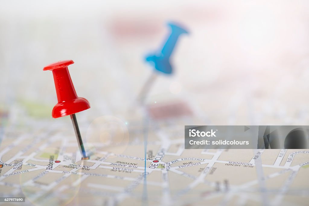 Goupille rouge et bleue coincée dans une carte de rue - Photo de Épingle libre de droits