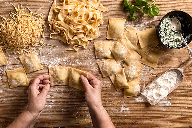 kobieta robiąca makaron - makes the dough zdjęcia i obrazy z banku zdjęć