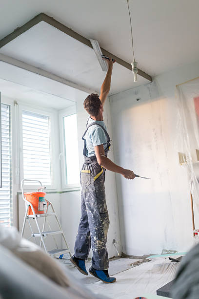 istock Plasterer renovating indoor walls and ceilings. Construction finishing works. 627993282