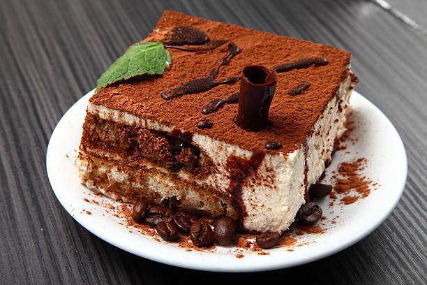 sobremesa tiramisu em um prato de porcelana - tiramisu dessert cake gourmet - fotografias e filmes do acervo