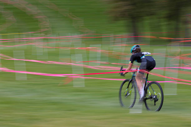 cyclo-cross racer girl - racing bicycle cyclist sports race panning imagens e fotografias de stock