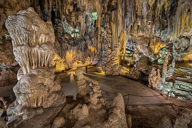 formações geológicas na famosa caverna nerja - stalactite - fotografias e filmes do acervo