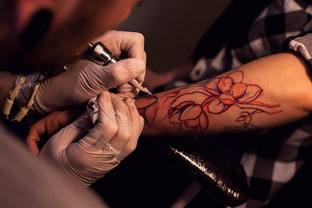 istock Tattoo artist works in salon 628006778