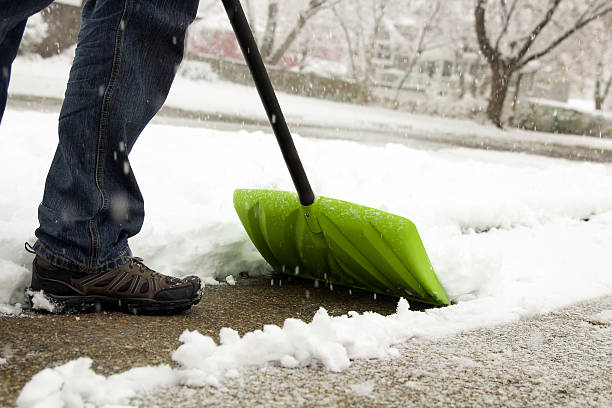 человек лопатой и уборка снега перед его домом - snow digging horizontal people стоковые фото и изображения