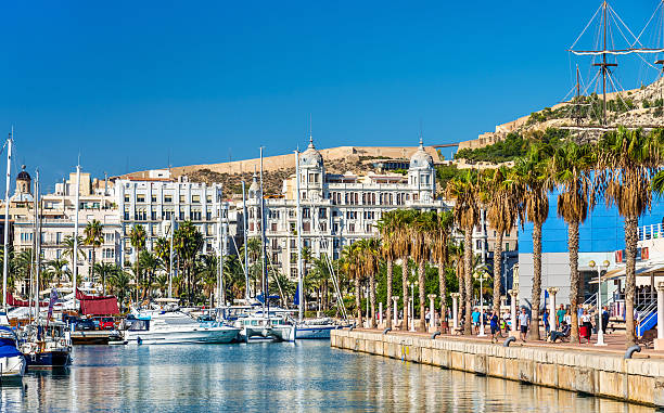 passeggiata nella marina di alicante, spagna - alicante foto e immagini stock