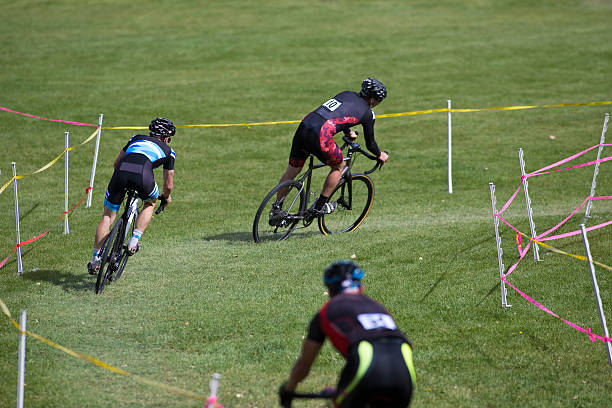 ciclo-cross de la raza - cyclo cross fotografías e imágenes de stock