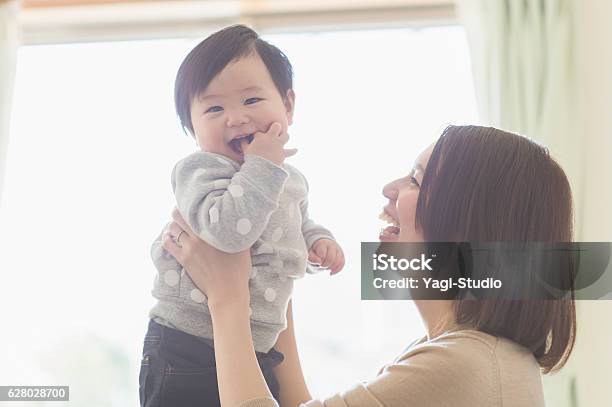 Mother Playing With Her Baby Girl At Home 照片檔及更多 日本人 照片 - 日本人, 嬰兒, 母親