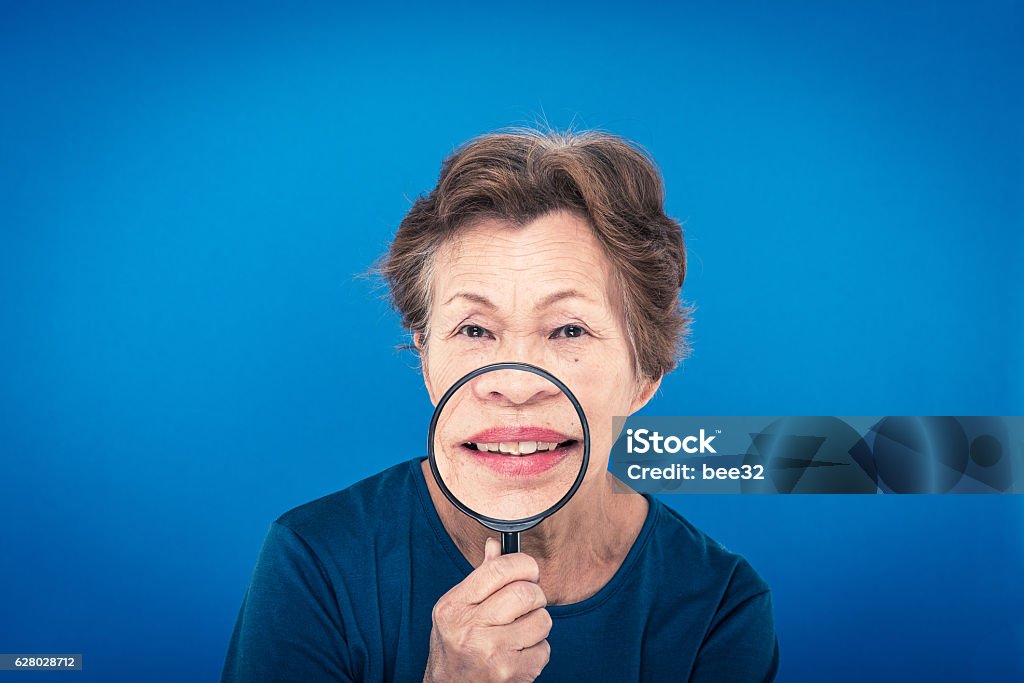 ältere Frau blau Hintergrund - Lizenzfrei Alter Erwachsener Stock-Foto