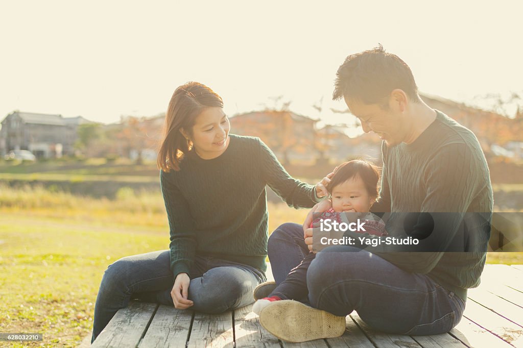 女の赤ちゃんと楽しい時間を過ごしている幸せな家族 - 家族のロイヤリティフリーストックフォト