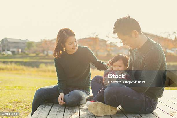 女の赤ちゃんと楽しい時間を過ごしている幸せな家族 - 家族のストックフォトや画像を多数ご用意 - 家族, 日本人, 笑顔